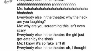 Tertawa saat orang-orang ketakutan. Btw, ini lagi nonton film apa? Foto: yeahthatdefinitelyhappened via Bored Panda