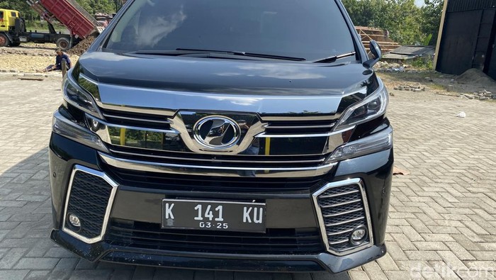 Pelat nomor K 141 KU milik Ahmad Mustofa Bisri atau Gus Mus, Sabtu (26/2/2022).