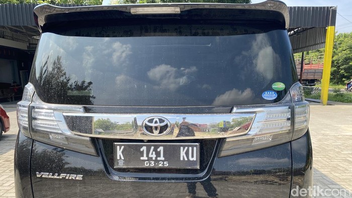 Pelat nomor K 141 KU milik Ahmad Mustofa Bisri atau Gus Mus, Sabtu (26/2/2022).