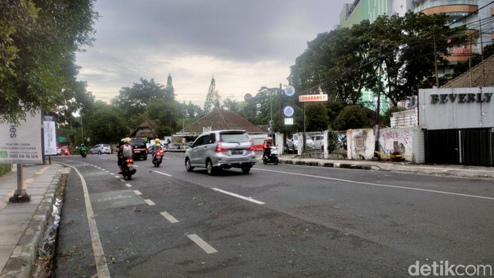 Penampakan Jalan Wastukencana usai baliho roboh timpa pengendara, Sabtu sore