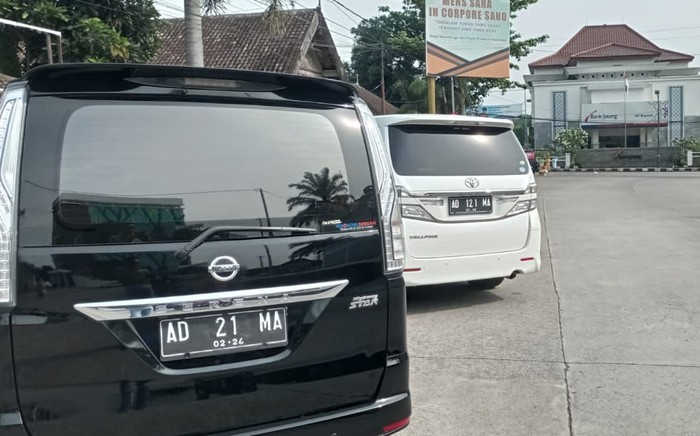 Pengusaha dan Mbak Boyolali 2003 Rima Kusuma bersama dua mobilnya dengan pelat nomor cantik, Sabtu (26/2/2022).