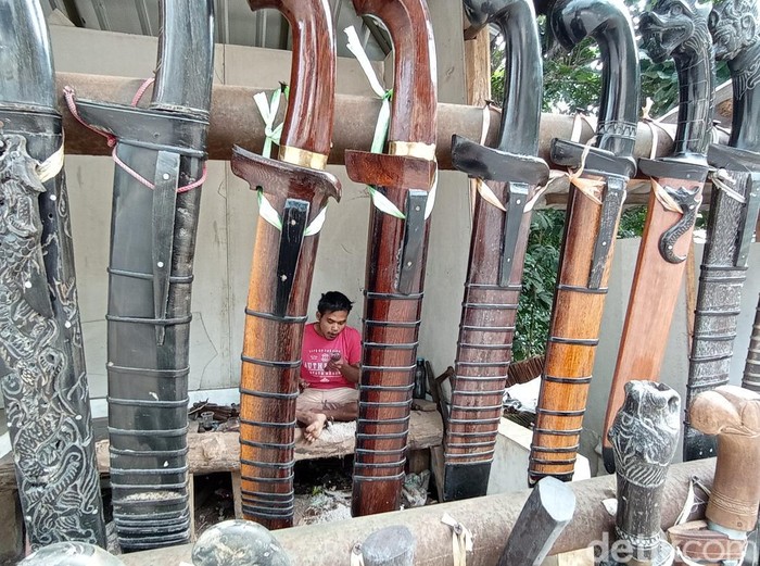 Perajin di Sentra Golok Galonggong Tasikmalaya