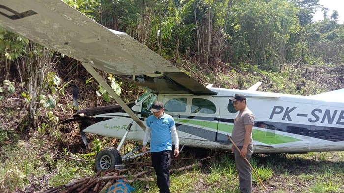 Pesawat perintis jenis Pilatus tergelincir di Lapangan Terbang Bayabiru, Paniai, Papua pada Sabtu (26/2/2022). Semua kru serta penumpang selamat dan dievakuasi dengan helikopter.