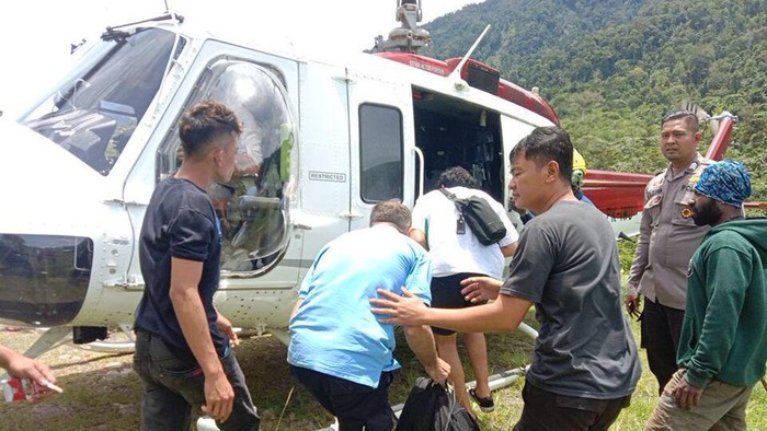Pesawat perintis jenis Pilatus tergelincir di Lapangan Terbang Bayabiru, Paniai, Papua pada Sabtu (26/2/2022). Semua kru serta penumpang selamat dan dievakuasi dengan helikopter.