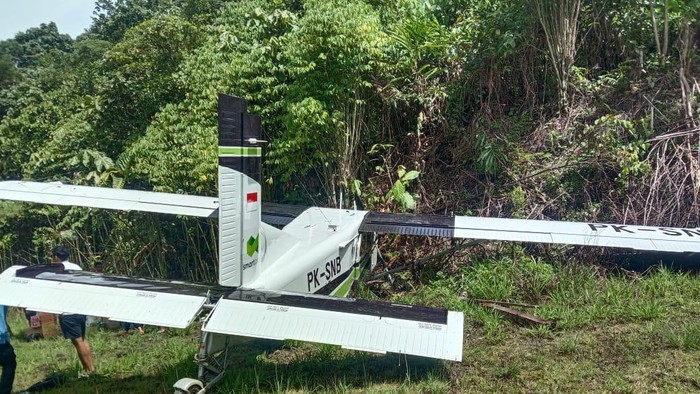 Pesawat perintis jenis Pilatus tergelincir di Lapangan Terbang Bayabiru, Paniai, Papua pada Sabtu (26/2/2022). Semua kru serta penumpang selamat dan dievakuasi dengan helikopter.