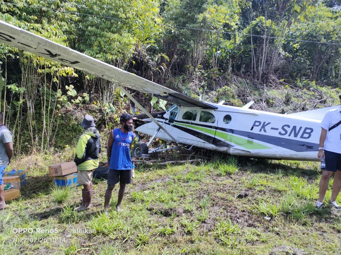 Pesawat tergelincir lalu tabrak permukiman penduduk di Lapter Bayabiru, Paniai, Papua (Dok. Istimewa)