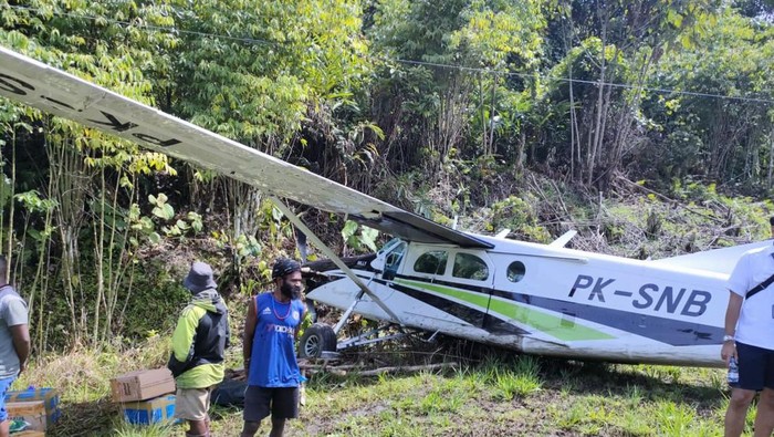 Pesawat tergelincir lalu tabrak permukiman penduduk di Lapter Bayabiru, Paniai, Papua (Dok. Istimewa)