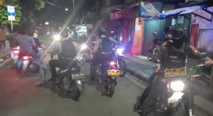 Polisi bubarkan tawuran di Johar Baru Jakpus, Sabtu (26/2/2022) dini hari.
