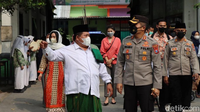 Polisi di Bojonegoro menyambangi Pondok Pesantren Modern Putri Al Fatimah. Di sini, para petugas mengajak para santri menangkal radikalisme. Polisi juga mengajak mereka mendukung kamtibmas di Bojonegoro.