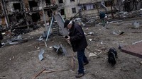 Bangunan apartemen ini yang dihantam rudal Rusia merupakan salah satu dari banyak bangunan yang terkena serangan.