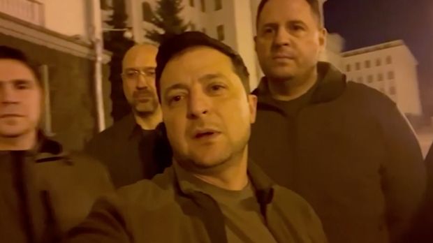 Presiden Ukraina Volodymyr Zelenskiy berbicara bersama pejabat Ukraina lainnya di distrik pemerintahan Kyiv, membenarkan bahwa dia masih berada di ibu kota, di Kyiv, Ukraina, Jumat (25/2/2022). (Tangkapan Layar/Ukrainian Presidential Press Service/Handout via Associated Press)