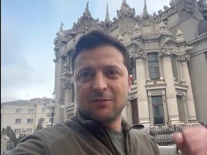 Marahnya Zelenskiy Kala Monumen Holocaust di Kiev Kena Roket