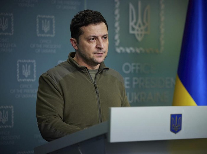 Presiden Ukraina Volodymyr Zelensky In this photo provided by the Ukrainian Presidential Press Office, Ukrainian President Volodymyr Zelenskyy delivers his speech addressing the nation in Kyiv, Ukraine, Friday, Feb. 25, 2022. Russian troops bore down on Ukraines capital Friday, with explosions and gunfire sounding in the city as the invasion of a democratic country fueled fears of wider war in Europe and triggered new international efforts — including direct sanctions on President Vladimir Putin — to make Moscow stop. (Ukrainian Presidential Press Office via AP)