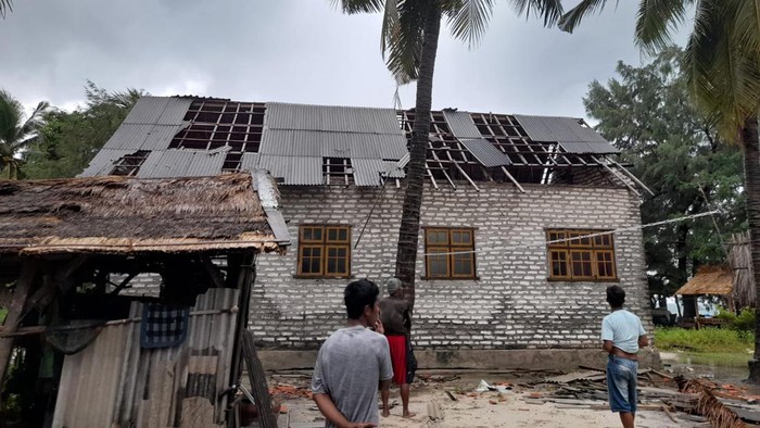 Angin puting beliung menerjang Pulau Sadulang Besar, Kecamatan Sapeken, Sumenep. Ada empat rumah dan sebuah yayasan yang rusak.