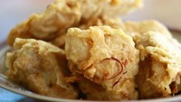 Gehu adalah jajanan Sunda berupa tahu isi sayuran yang dicampur bumbu pedas. Banyak dijajakan tukang gorengan, tahu goreng isi ini sebenarnya mudah dibuat sendiri di rumah. Bahan utamanya tahu Sumedang goreng atau tahu segitiga goreng. Resep lengkapnya ada di sini. Foto: iStock 
