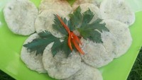 Cireng alias aci digoreng bisa jadi ide menu camilan akhir pekan. Rasanya yang gurih kenyal ini paling enak dicocol ke sambal rujak yang manis pedas. Yuk bikin cireng simpel dengan melihat resep ini. Foto: Annafi Baiti 