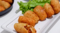 Punya stok singkong di rumah? Coba bikin jadi combro yang renyah empuk. Isiannya oncom merah yang ditumis dengan bumbu halus lengkap. Membuatnya gampang, tinggal ikuti langkah dalam resep berikut. Foto: Acchiasri 
