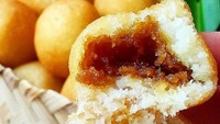Versi manis dari combro yaitu misro juga gampang dibuat. Isiannya gula merah yang manis legit. Paling pas dinikmati dengan secangkir kopi atau teh hangat. Yuk bikin resep misro dengan resep ini. Foto: Instagram claudiathe70 