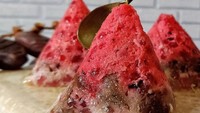 Rasanya manis gurih, inilah awug khas Sunda yang dibuat dari tepung beras dan gula merah. Supaya lebih istimewa kamu bisa memadukannya dengan biji mutiara dan kurma. Resepnya ada di sini. Foto: Nirliani 
