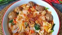Menyebut jajanan Sunda, pasti banyak yang terbayang gurih pedasnya seblak. detikfood punya resep seblak bakso super pedas yang bisa kamu coba. Bumbunya kencur, bawang putih, hingga cabe rawit. Cek di sini. Foto: iStock