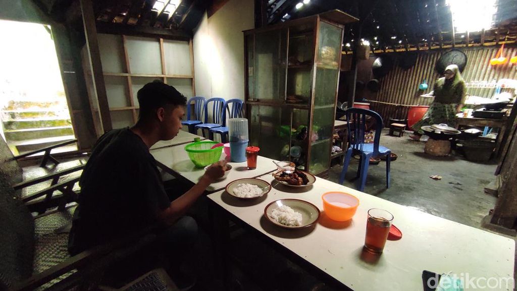 Sensasi Nikmat Makan Ayam Panggang Wonogiri Langsung di Dapur Warungnya!
