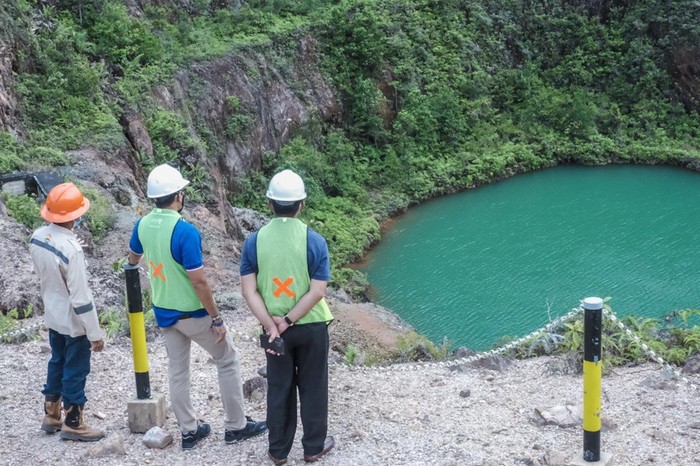 Sandiaga Uno meninjau Geosite Open Pit Nam Salu di Bellitung Timur. Sandiaga Uno meninjau Geosite Open Pit Nam Salu di Bellitung Timur.