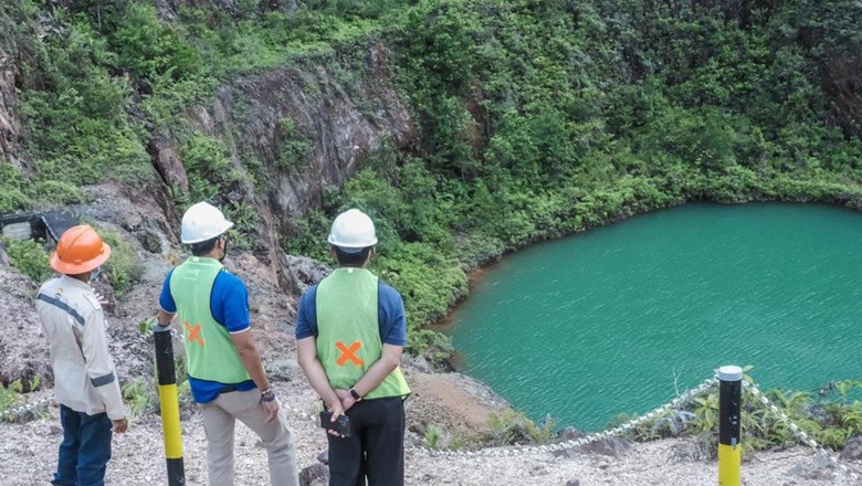 Sandiaga Uno meninjau Geosite Open Pit Nam Salu di Bellitung Timur.