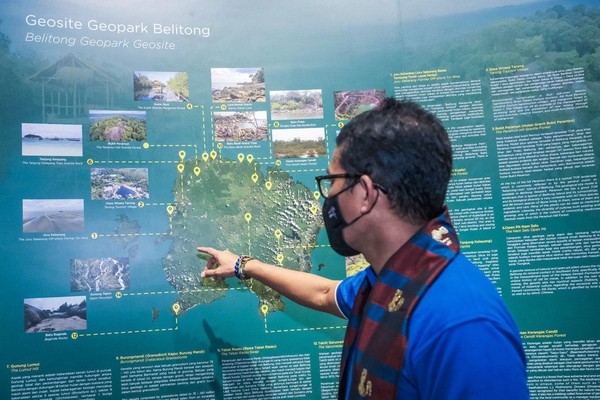 Kepada pemimpin daerah di Belitung, Sandi mengingatkan pengelolaan geosite ini harus dikembangkan secara berkelanjutan atau sustainable menjadi pemicu kebangkitan ekonomi, dengan adaptasi dan kolaborasi serta bisa membuka peluang usaha dan lapangan kerja. Foto: dok. Humas Kemenparekraf