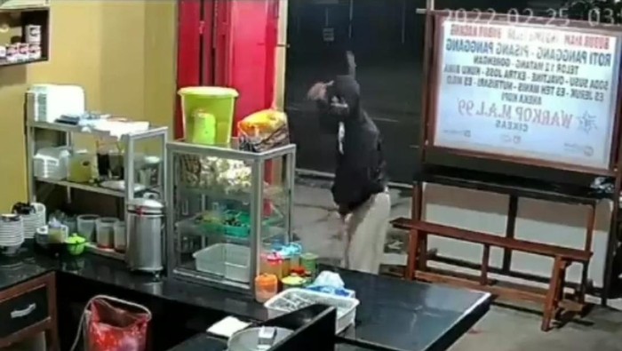 Screenshot video viral begal warkop di Bogor (dok. istimewa)