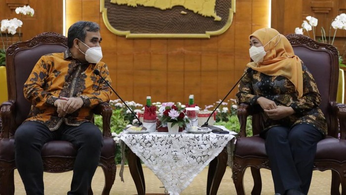 Sekjen Partai Gerindra Ahmad Muzani bertemu Gubernur Jatim Khofifah Indar Parawansa. Dalam pertemuan, Muzani menghadiahkan keris untuk Khofifah.
