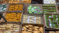 Meski tidak ada catatan pasti kapan para pedagang kue mulai mengisi area Blok M dengan aneka kue pada pagi hari, namun beberapa penjual menyebutkan bahwa awal mulanya para pedagang kue berjualan di sini sejak akhir tahun 1960-an. Foto: detikFood