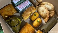 Mulai dari lemper, pastel, risoles, soes, lapis legit, bolu spikoe, kue talam hingga bakcang semuanya ia jual secara fresh. Semuanya bisa ditemukan di pasar ini. Foto: detikFood