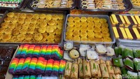 “Dari ukuran juga kue-kue di sini lebih besar ya, dibandingkan harga kue Rp 1000. Favorit orang-orang di sini tuh ada pastel, risoles, kroket, rainbow gulung, lapis legit, lemper bakar, lemper ayam, sosis solo, lumpia, kue mangkok, bolu kukus dan masih banyak lagi,” sambung Sulistyo. Foto: detikFood
