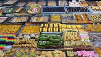 Sang pemilik gerai, yaitu Sulistyo Warining menyebutkan bahwa kue-kue yang mereka jual itu berbeda dengan kue murah di harga Rp 1.000. Di sini mereka menjual harga kue dari Rp 4.000 hingga Rp 15.000 per buah. Foto: detikFood