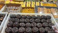 Jenis kue yang ditawarkan di Billy Snack ini jauh lebih bervariasi. Mereka menjual kue ulang tahun yang dipotong kecil-kecil dengan harga Rp 75.000. Ada juga kue pastry di dalam nampan mika di harga yang sama. Ada juga bolen pisang, cupcake cokelat dan almond, sampai pie buah dengan kisaran harga yang beragam. Foto: detikFood