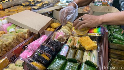 Meriahnya Pasar Kue Subuh di Blok M, Pusatnya Jajanan Pasar Murah!