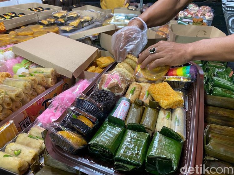 Meriahnya Pasar Kue Subuh di Blok M, Pusatnya Jajanan Pasar Murah!