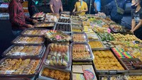 Pasar Kue Subuh identik dengan aneka kue yang murah meriah, tapi di Blok M ada penjual kue premium. Seperti di toko kue Billy Snack yang juga sudah berjualan sekitar 25 tahun lebih di Blok M. Foto: detikFood