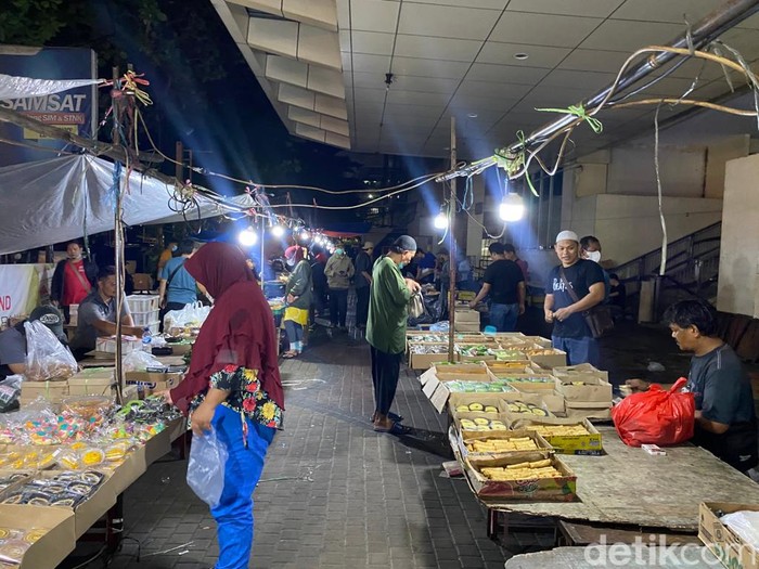 Serunya Belanja di Pasar Kue Subuh Blok M yang Eksis Sejak 1960-an! Serunya Belanja di Pasar Kue Subuh Blok M yang Eksis Sejak 1960-an!