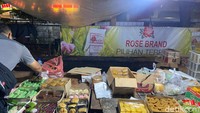 Selain itu di sini juga para pedagangnya terbagi menjadi dua. Ada yang menjual aneka kue dengan harga murah mulai dari Rp 1.000 per buah dan ada juga yang menjualnya mulai dari Rp 4.000 karena kualitasnya lebih premium. Foto: detikFood