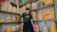 Mampir ke toko camilan yang menjual jajanan kiloan, Chika sibuk sendiri memilih jajanan yang dia inginkan. Foto: Instagram @chikajessica88