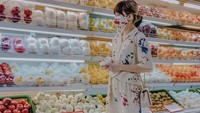 Terinspirasi dengan gaya-gaya fashion di Korea, Chika santai belanja buah-buahan di supermarket dengan piyama cantik. Foto: Instagram @chikajessica88