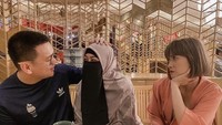 Dekat dengan penyanyi Natta Reza dan sang istri, dirinya iri ketika makan malam bersama Natta dan melihat kemesraan keduanya. Foto: Instagram @chikajessica88