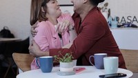 Bersama Dwi Andhika, pasangan yang sama-sama kompak dan lucu ini tertangkap tengah ngopi bareng. Foto: Instagram @chikajessica88