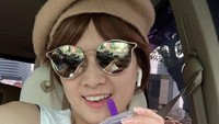 Terakhir ini pose keren Chika Jessica saat sedang minum bubble tea kesukaannya.  Foto: Instagram @chikajessica88