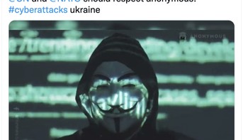 Netizen ini menilai saat ini yang benar-benar membantu Ukraina adalah kelompok hacker Anonymous yang berjanji menyerang Rusia. Foto: Twitter
