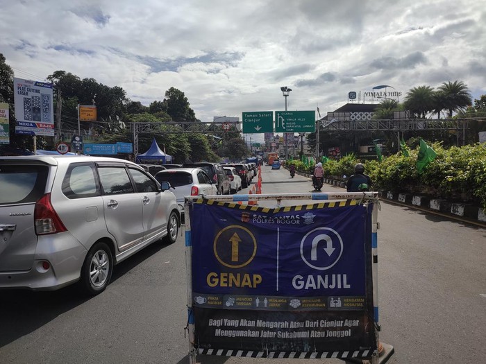Situasi arus lalu lintas menuju Puncak, Sabtu (26/2/2022)/(Rizky-detikcom)