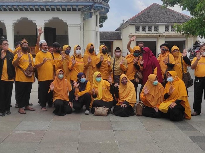 Sobat Anies yang merupakan pendukung Anies Baswedan hari ini berkeliling Kota Solo, Sabtu (26/2/2022).