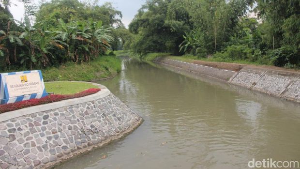 Air Sungai Mojoranu di Desa Tanggalrejo, Mojoagung, Jombang berwarna merah darah sekitar 5 jam.