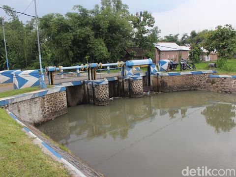 Air Sungai Mojoranu di Desa Tanggalrejo, Mojoagung, Jombang berwarna merah darah sekitar 5 jam.